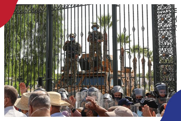 بلومبرج: مخاطر انتزاع سعيّد للسلطة تسقط تونس في مسار لبنان