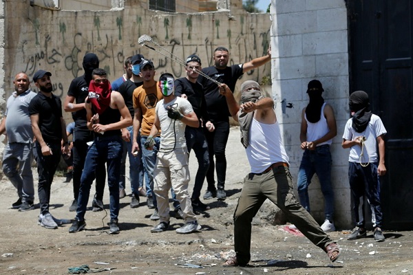 قرار يستبيح دماء الفلسطينيين..إسرائيل تسمح بإطلاق النار على مُلقي الحجارة! 