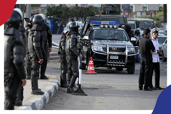 حشود غاضبة في أسوان بعد اتهام قيادات شرطية بالتواطؤ مع نصاب إدفو 