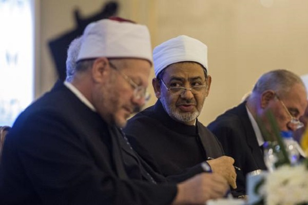 تجديد السيسي للمفتي: أهداف أبعد من المعركة مع الطيب