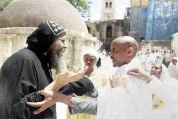 رهبان أحباش يرفعون علم إثيوبيا على دير تابع للكنيسة المصرية بالقدس