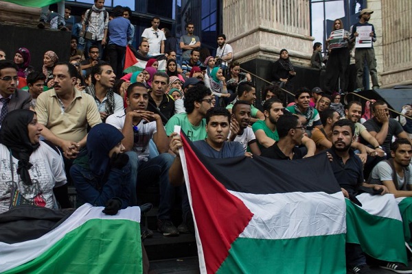 مصر: حملة أمنية على أسواق شعبية لمصادرة أعلام فلسطين!